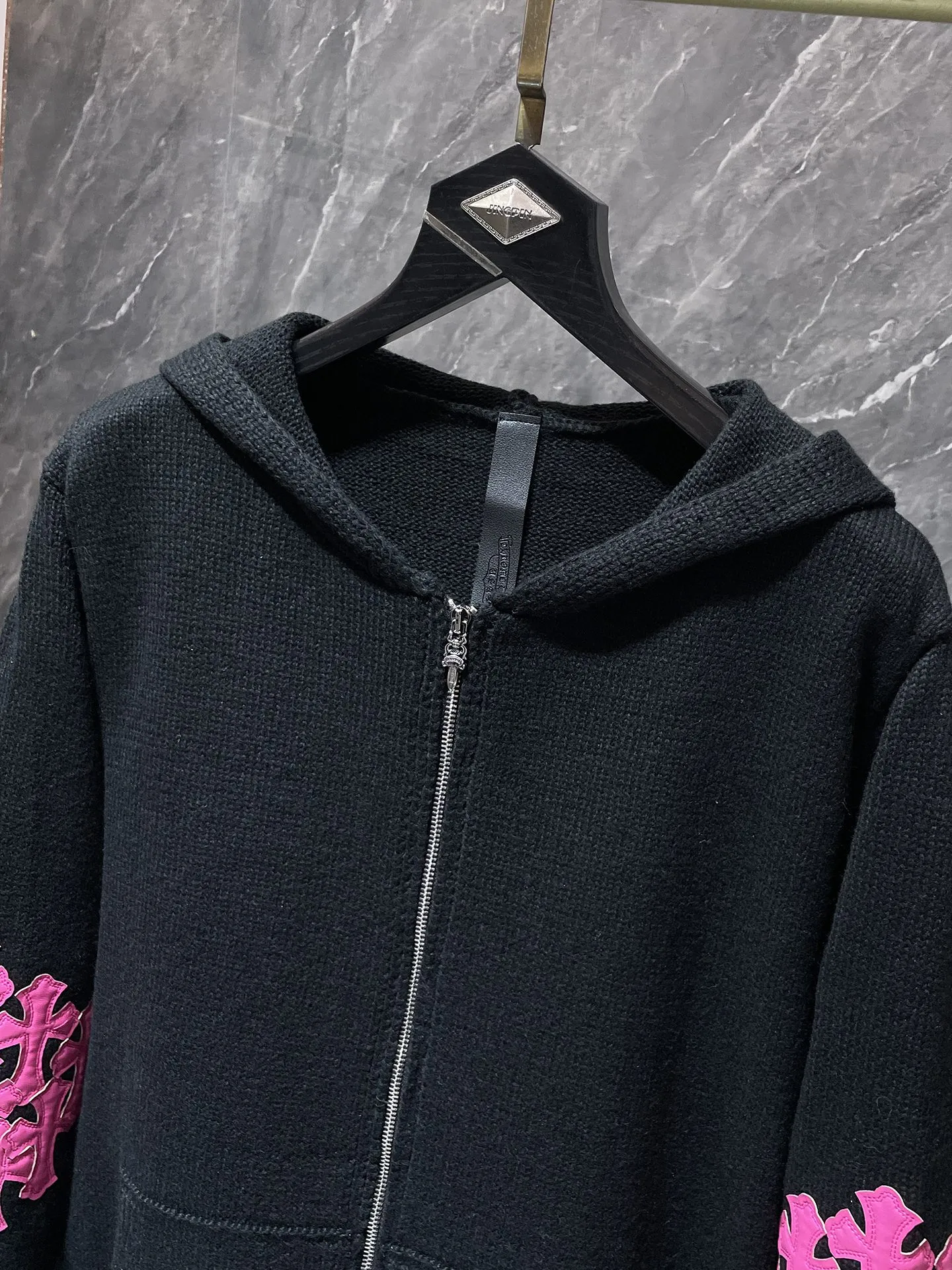 P296 Chrome Hearts 🍁Autumn and winter sweater series🍁 Heavy-duty pink double-arm embroidered sweater, 20 pieces of imported leather on both sleeves, selected high-quality wool blended knitted fabric, non-common version on the market 🌈Recommended color: black 🌈 Size: S, M, L, XL